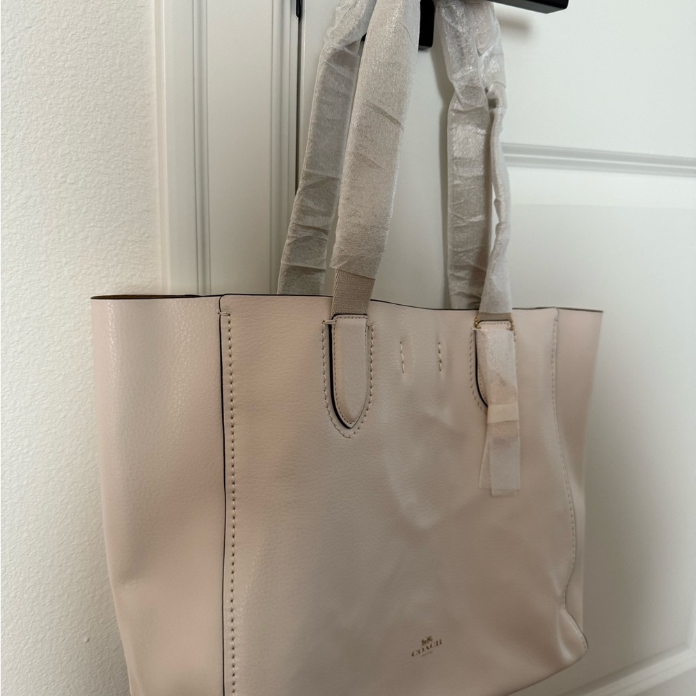 DERBY TOTE IN PEBBLE LEATHER (COACH F58660)
New with a tag - Picture 5 of 6